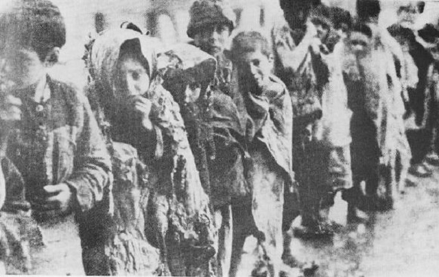Армянские сироты в снегу ждут очереди для принятия в приют