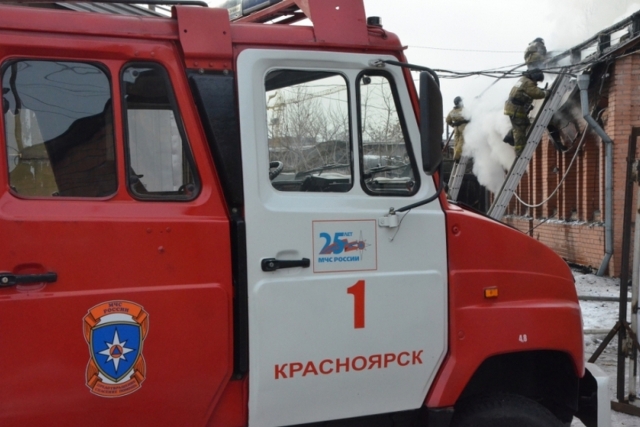 На горящем заводе «Красмаш» в Красноярске обрушилась кровля