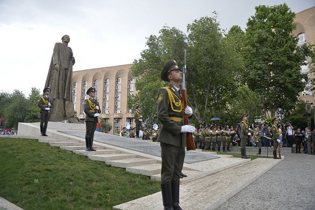 Открытие памятника Гарегину Нжде 