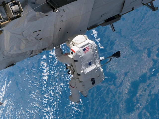 Астронавты вышли в открытый космос для монтажа солнечных батарей МКС