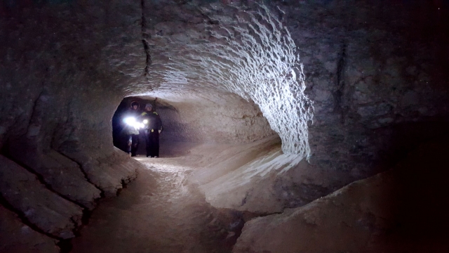 Весной пещера полна вешними водами Пинеги, тысячелетия шлифующими стены гротов