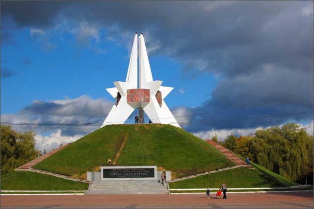 В Брянской области снова танцуют на памятнике героям