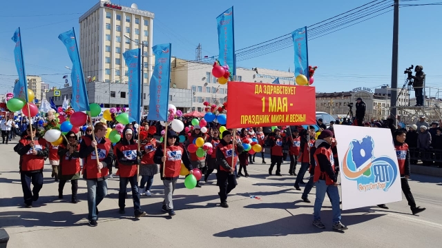 В Якутии первомайское шествие возглавили школьники