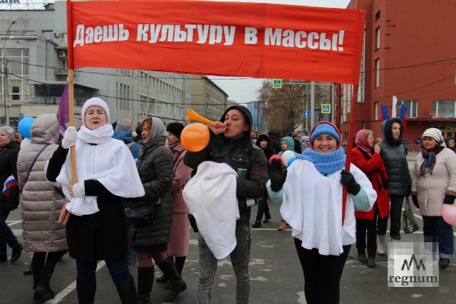 Лозунг в массы. Культуру в массы лозунг. Даешь культуру в массы. Несем культуру в массы. Снежный Первомай.