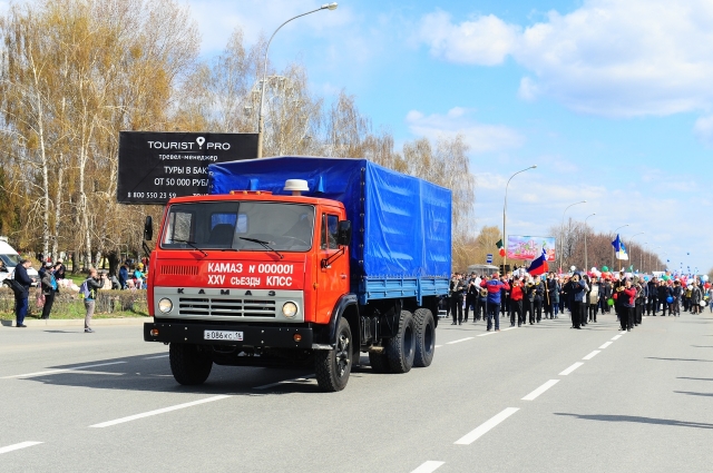 В первомайском шествии в Набережных Челнах приняли участие грузовики КамАЗ