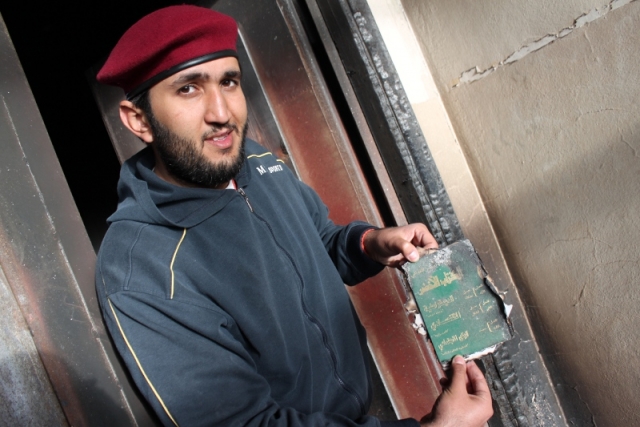 Житель Бенгази демонстрирует сожженную копию «Зелёной книги» Каддафи