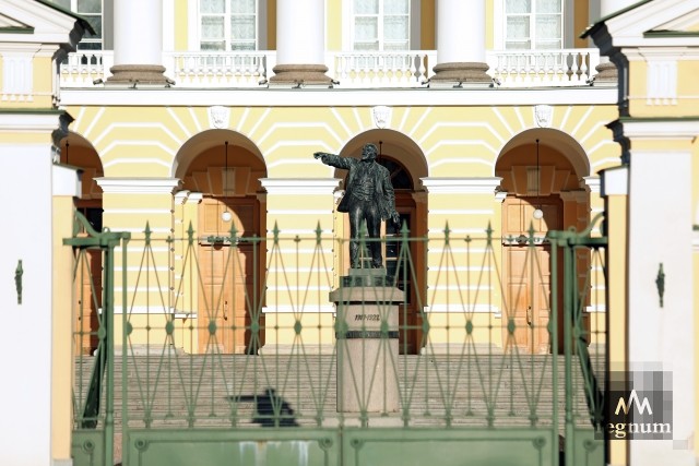 Памятник Ленину у здания Смольного