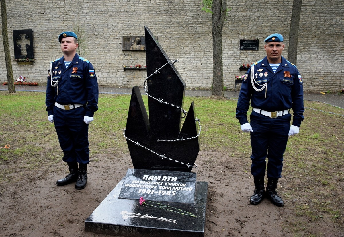 Памятник малолетнему узнику. Памятник малолетним узникам в Пскове. Псковский концентрационные лагерь монумент. Памятник малолетним узникам Гатчина.