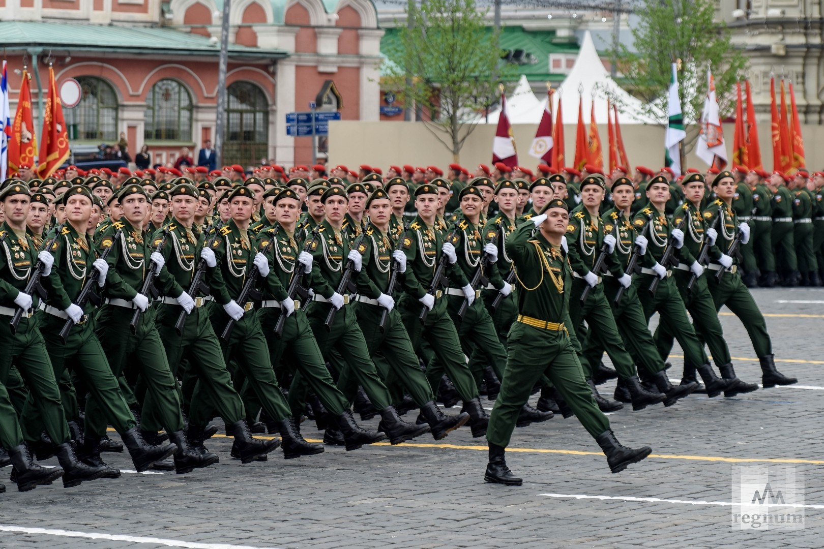 Солдаты маршируют на красной площади
