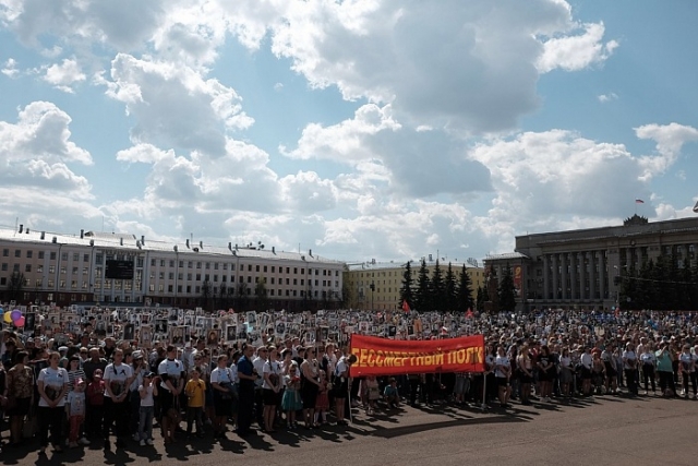 Многотысячная колонна «Бессмертного полка» прошла по улицам Кирова