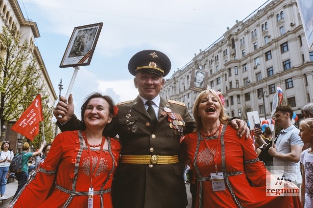 «Бессмертный полк» в самый сердечный день в Москве — фоторепортаж