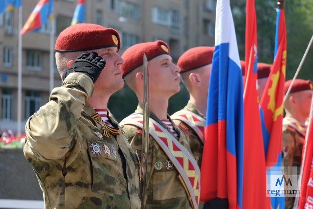 Слушать солдат без знамени. Солдат целует Знамя. Целует флаг России. Целование Знамени. Солдат с российским флагом.