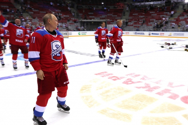 Путин забросил восемь шайб в хоккейном матче в Сочи