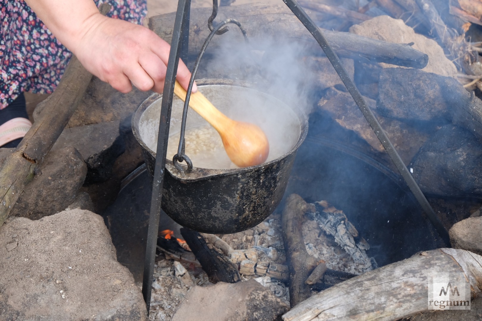 В котелок насыпали кусочки олова. Котелок с кашей. Сгоревшая каша в котле.