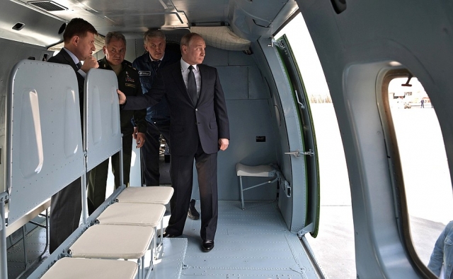 Владимир Путин в Казани ознакомился с образцами авиатехники