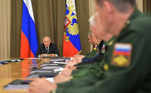 Путин потребовал быстрее создать средства защиты от гиперзвукового оружия