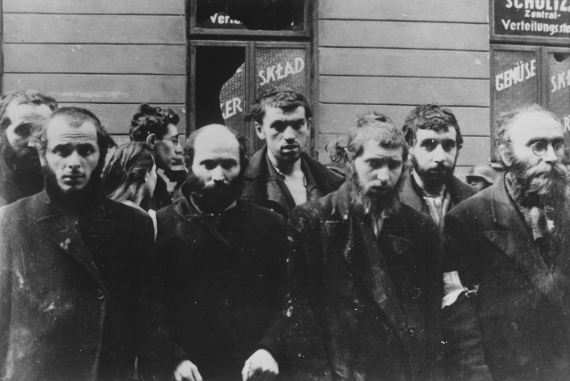 Еврейские раввины. Копия немецкой фотографии, сделанной во время уничтожения Варшавского гетто. 1943