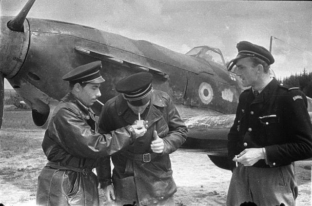 Французские летчики из состава эскадрильи «Нормандия-Неман» курят на фоне истребителя Як-1Б