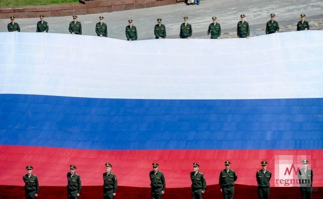 Государственный флаг РФ празднует 350-летний юбилей