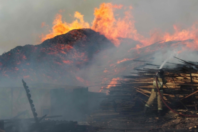 Томская область: крупный пожар на пилораме тушили 17 часов