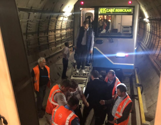 Коллапс в московском метро: в тоннелях стоят три состава с пассажирами