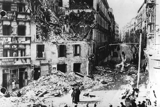 Последствия бомбардировки Мадрида. Декабрь 1936 года