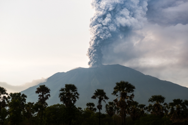 От вулкана на Бали покрыло пеплом девять населённых пунктов