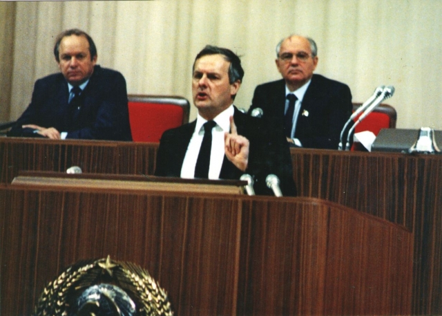 Профессор юридического факультета ЛГУ Анатолий Александрович Собчак во время выступления, Михаил Сергеевич Горбачев (сзади справа)