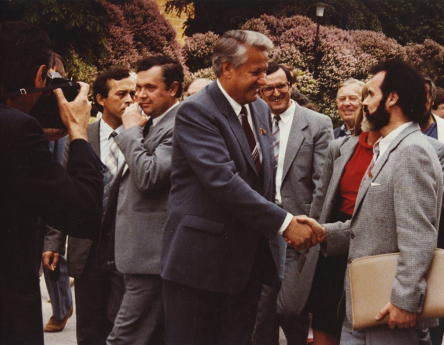 Борис Николаевич Ельцин (слева) жмет руку Алексею Ивановичу Казаннику (справа)