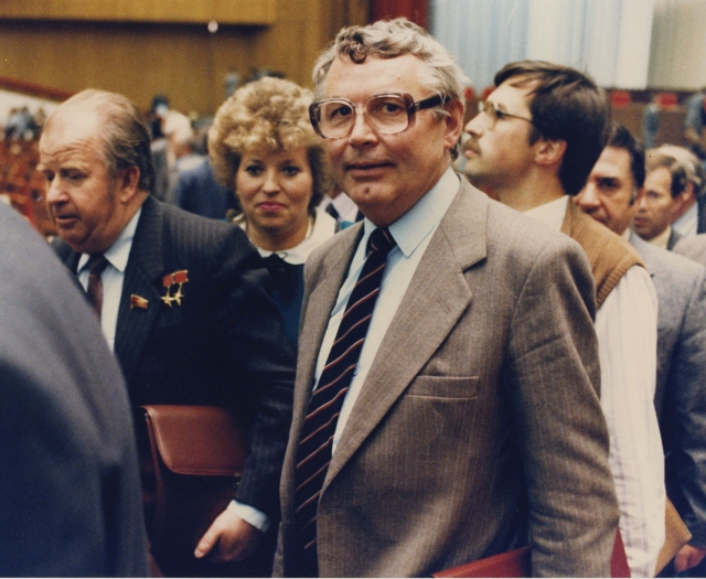 Ленинградская делегация журналист Анатолий Степанович Ежелев (посередине), Валентина Ивановна Матвиенко (сзади)