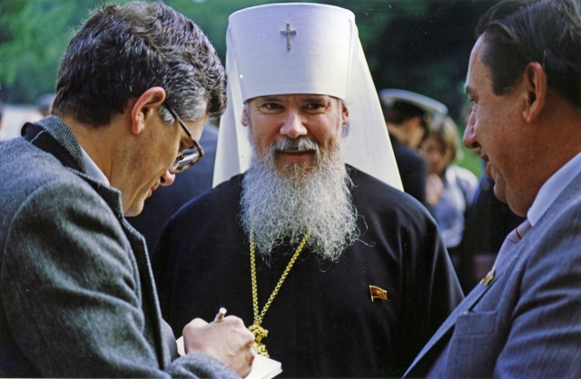 В перерыве у Кремлевского Дворца Съездов митрополит Ленинградский и Новгородский Алексий II