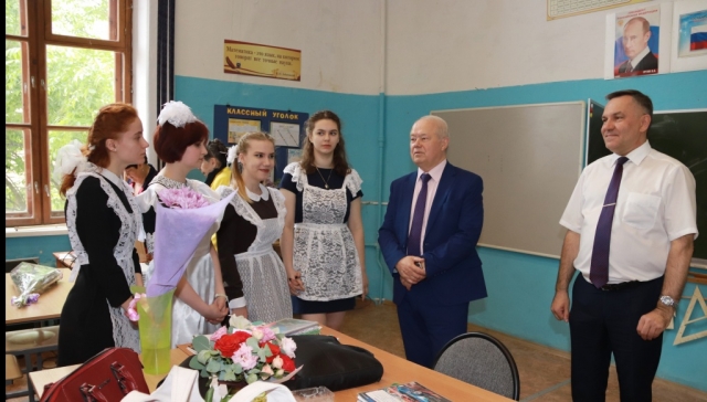Глава самоуправления Калуги поздравил школьников с последним звонком