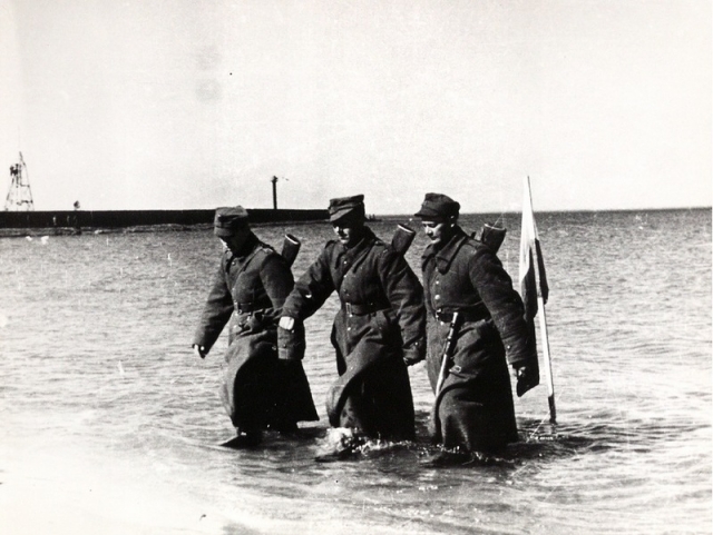 Польские солдаты тожественно водружают флаг Польши в Балтийском море. 1945