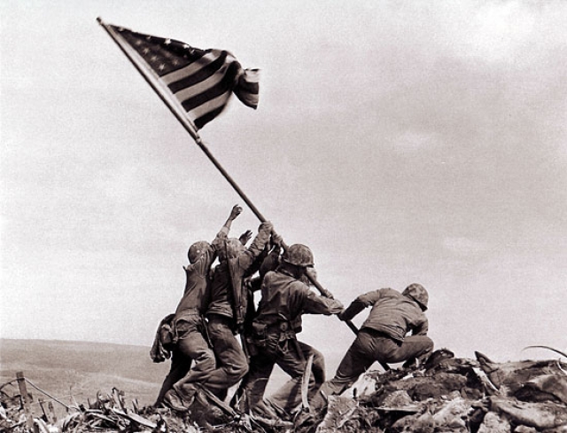 Американские солдаты поднимают флаг США на острове Иводзима. 1945