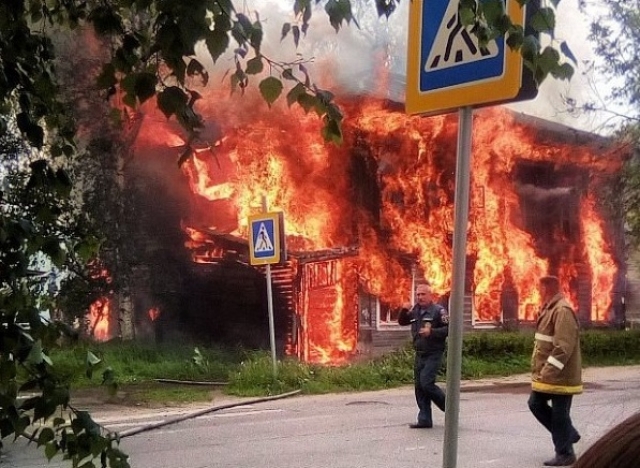 В Пошехонье Ярославской области сгорел бывший купеческий дом
