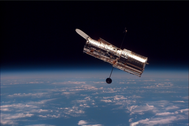 Телескоп Hubble запечатлел сближение галактики с Млечным Путём