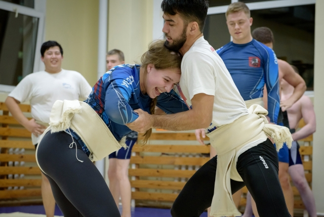 Валерия Карпишина отрабатывает технику во время тренировки в спортшколе «Борец»