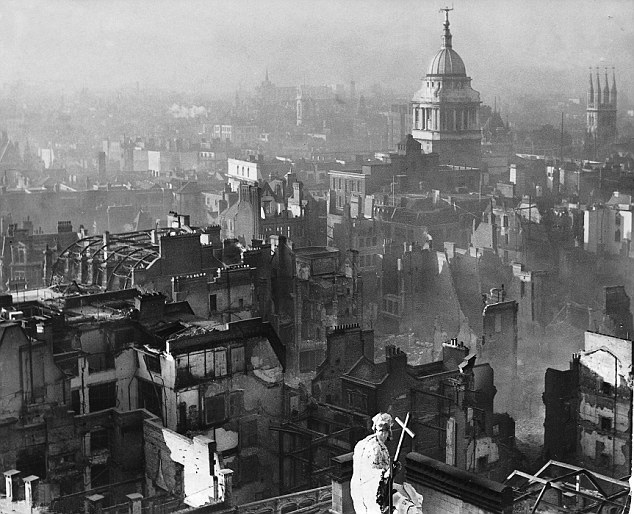 Разрушенный Лондон, после воздушного налёта в декабре 1940 года