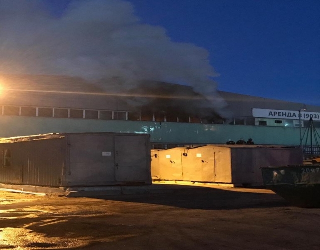 Потушен пожар в здании склада на юге Москвы