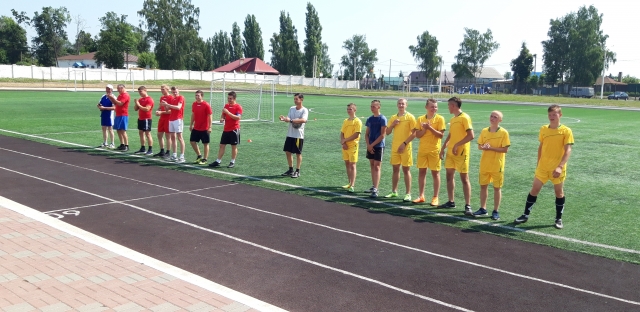 Липецкие волонтёры сыграли в футбол с чиновниками