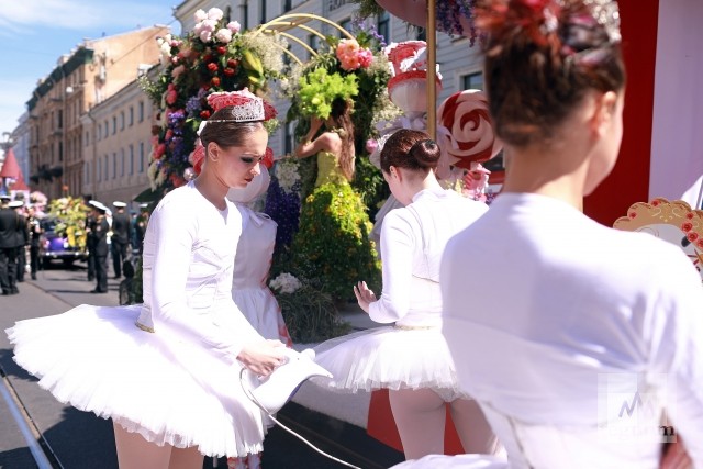 Фестиваль цветов и духовой музыки: как Петербург встретил День России