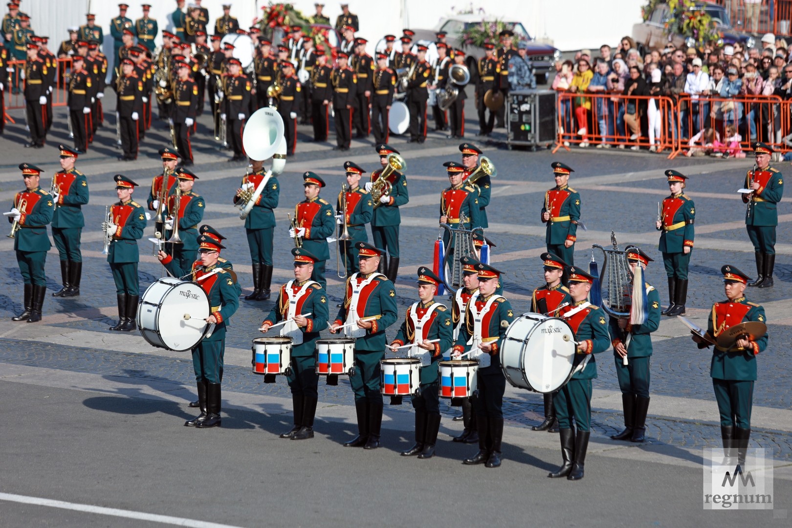 Песня 9 мая проходит парад оркестры играют. Военный оркестр. Военный духовой оркестр. Парад оркестров. Военный оркестр на параде.
