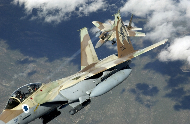 Израиль атаковал военную базу ХАМАС в cекторе Газа