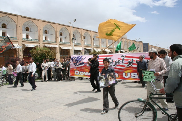 Протест против США в Исфахане. Иран 