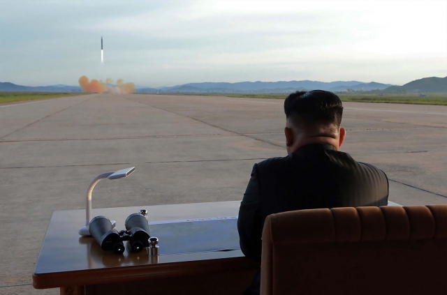 Ким Чен Эн наблюдает за запуском баллистической ракеты