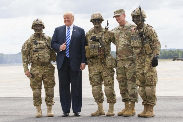 Дональд Трамп и американские солдаты. Форт Драм. Филиппины