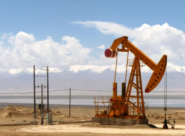 Нефть Brent приближается к $65 за баррель