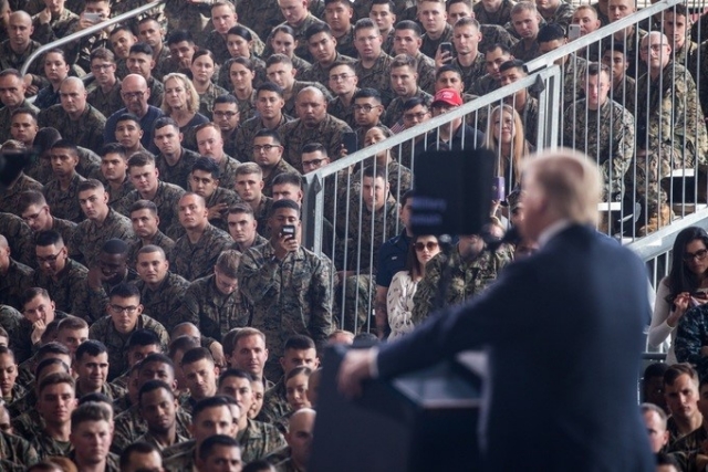 Дональд Трамп выступает перед военными