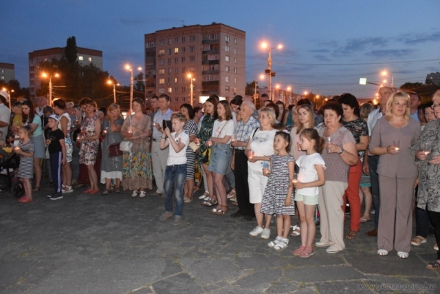Сотни жителей Пензы зажгли «Свечи памяти»