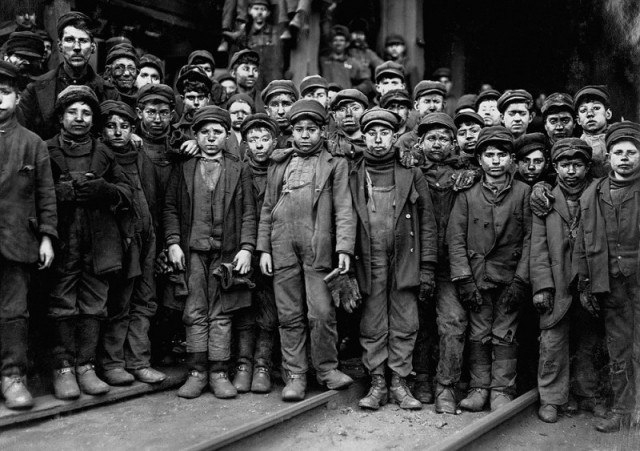 Несовершеннолетние шахтеры, нанятые для работ в угольных шахтах компанией Pennsylvania Coal Company. США. 1911 год